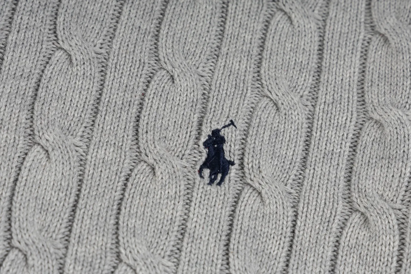 P260 #R98 RALPH LAUREN Ralph Lauren nine-color classic small label embroidery logo full zipper knitted cable cardigan sweater, high-density LOGO embroidery on the chest, original customization of tag accessories. Made of pure cotton yarn, pure cotton is skin-friendly and comfortable, small label war horse embroidered twist zipper cardigan sweater 🐎 high quality, follow the blogger to learn how to wear it! Let’s buy a Ralph Lauren cable sweater. It’s a super hard-to-find series after it became popular. It’s hard to find one on the official website. It’s simple and practical to wear, with a lazy and loose feel. The thickened fabric has more texture, feels soft and delicate, and has a loose fit. Whether worn alone or layered, you can wear different styles of fashion with just one piece!   Size：XS S M L